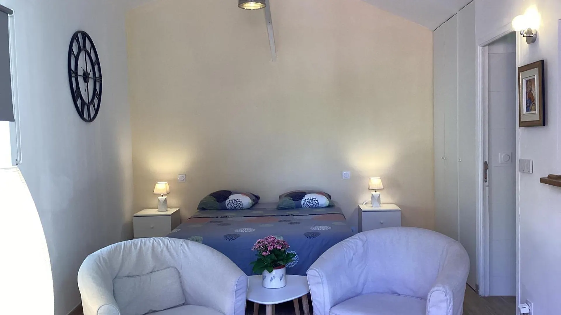 Studio Independant, Front De Mer Et Plage A 200M Antibes 0*,  France